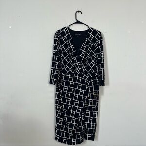 Jones of New York, black and white rap look pull over dress one XL preowned
